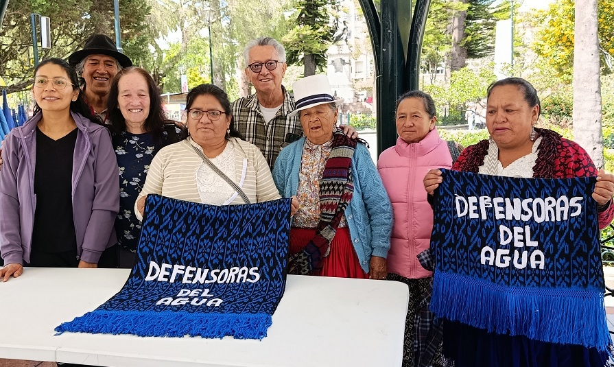 Integrantes del Cabildo por el Agua de Cuenca y de la FOA en la rueda de prensa en Cuenca. 20 de abril de 2026.